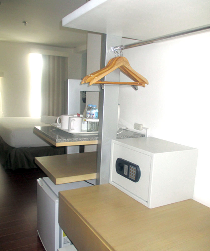 Fersal Hotel Makati Avenue 마카티 외부 사진